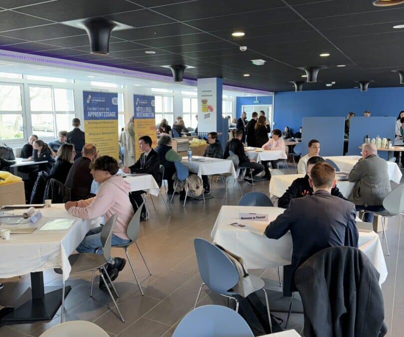 Un Premier Job Dating Couronné de Succès : le Lycée Hôtelier Le Paraclet Réunit 10 Entreprises et Plus de 80 Élèves