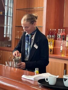 Ludivine cocktail maf - Mention Événement Espaces Événementiels et Volumes de Communication