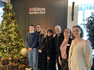 Lila avec Aidana Manager Restaurant et Milio avec Serguei Chef de cuisine accompagnes dAsta Directrice Adjointe HILTON VILNIUS - Mention Événement Espaces Événementiels et Volumes de Communication