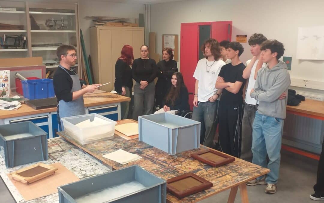 Un savoir-faire transmis : initiation au papier artisanal pour les DNMADe et STD2A