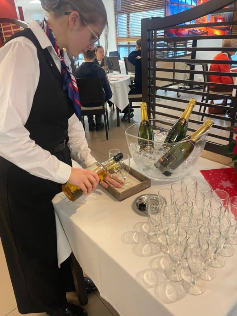 1af33b40 7695 4958 9d5d 32108369e2c4 - Mention Événement Espaces Événementiels et Volumes de Communication Un Noël gourmand pour les terminales Bac Pro Cuisine et CSR