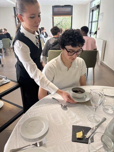 MAELYS 2 rotated - Accueil Les services ont repris au restaurant Cornouaille !